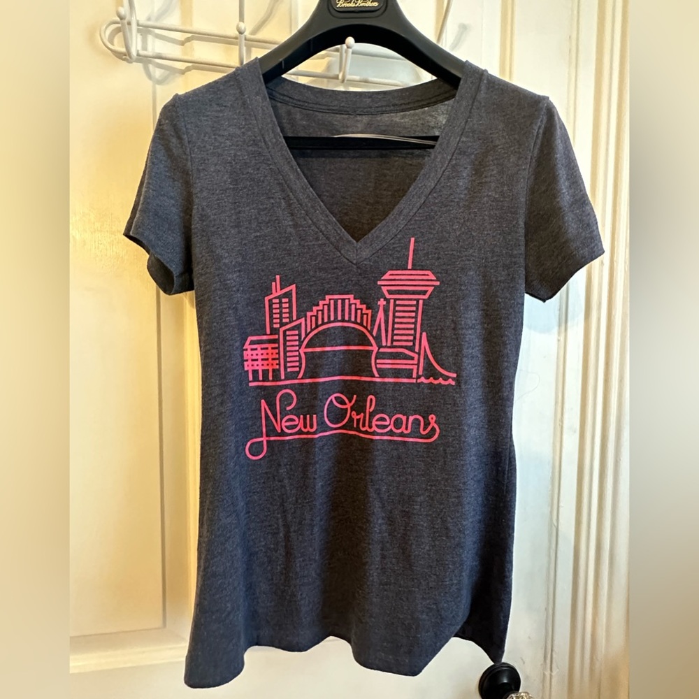 Gray V-Neck New Orleans Graphic Tee - S - Preloved